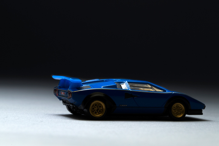 低いシルエットが特徴の「ランボルギーニ・カウンタック」。その全高は、1982年に登場した「LP500S」で1029mmとされている。（写真＝郡大二郎）