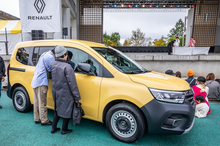 ステージ前に展示された欧州仕様車の新型「カングー」。左ハンドルのインテリアもやはり気になるようだ。