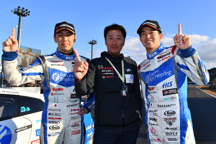 勝利をよろこぶKONDO RACINGの3人。写真左から、柳田真孝、近藤真彦監督、そして佐々木大樹。