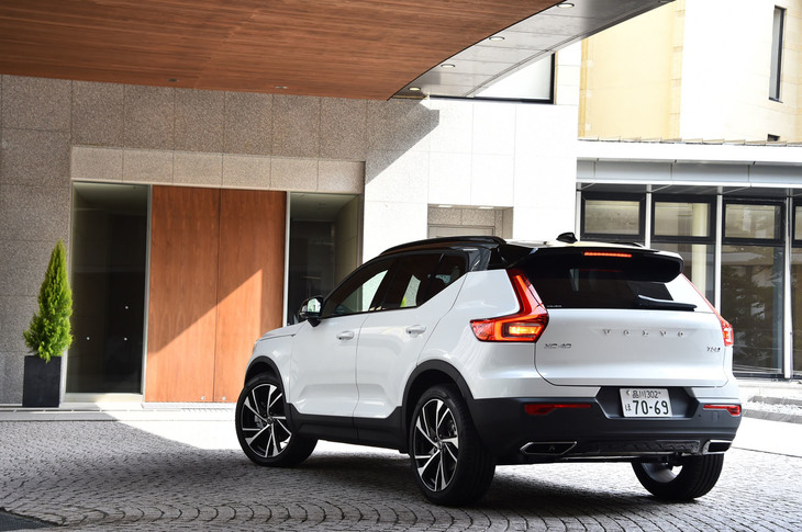 「モメンタム」グレードの一部と「R-DESIGN」グレードには、ボディーカラーとルーフカラーが異なる2トーンカラー仕様が用意される。