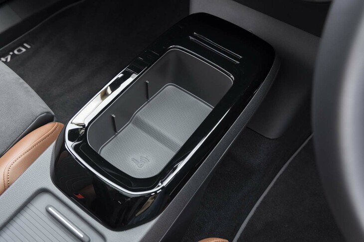 そっくりそのまま取り外して跡地を大きな収納スペースとして使える。