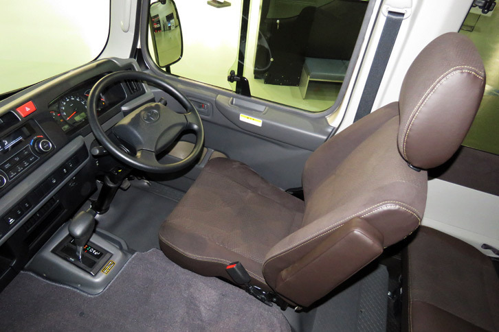 新型「コースター」の運転席まわり。操作しやすいようスイッチ類の配置を見直したり、ドリンクホルダーやUSBソケットを設けたりといった改良がなされている。