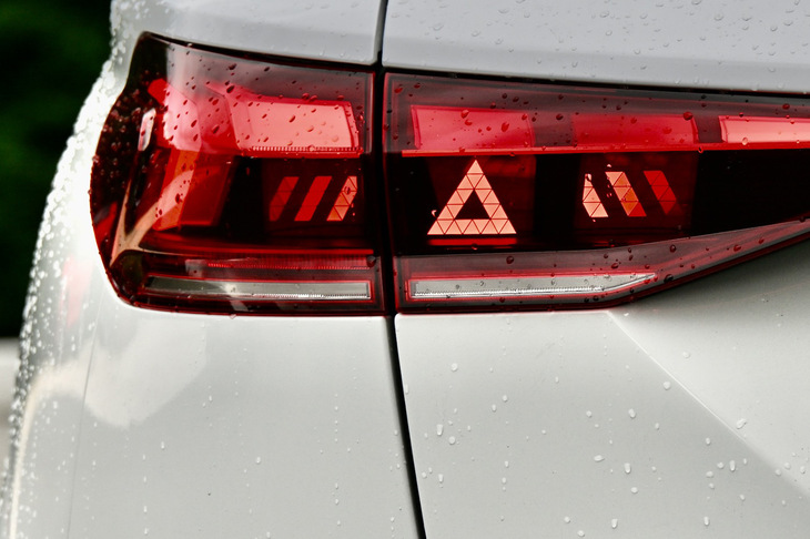 前後のLEDランプユニットには、「MMIパノラマディスプレイ」によって切り替え可能な8種類のライトシグネチャー（点灯パターン）を用意。写真は三角停止版のようなデザインで光るリアのOLEDランプ。