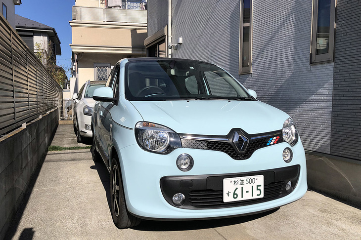 「147」を廃車にしたカーマニア仲間Kをふびんに思い、「俺のナロー」こと水色の「ルノー・トゥインゴEDCキャンバストップ」を貸し出した。“青いクルマ”として近所の子どもにも人気なのだとか。