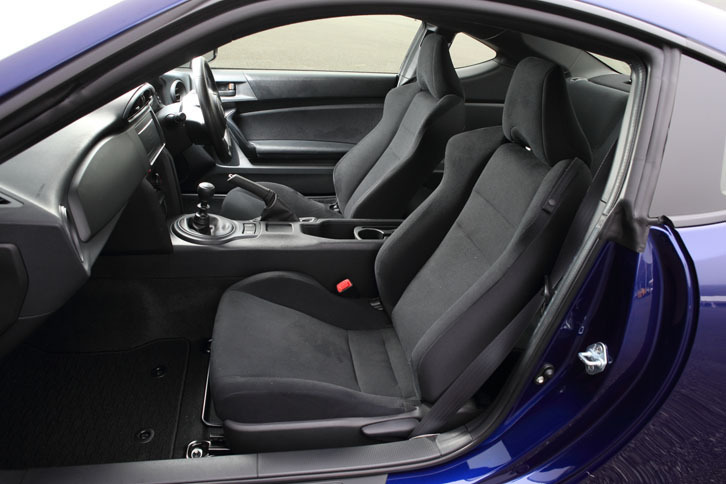 標準タイプのファブリックシートが備わる「86 G」のインテリア。インテリアカラーはブラックのみとなる。