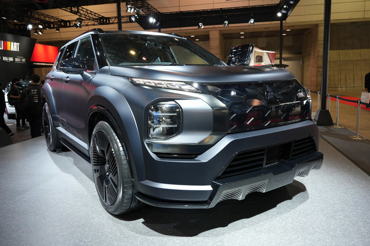 新しい「ラリーアート」の可能性を表現したというコンセプトモデル「三菱ヴィジョン ラリーアート コンセプト」。