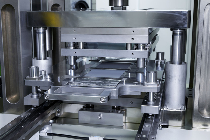 塗布したスラリーを乾燥させたら、組織を緻密にするためにプレス機で加圧。電極板の周囲をセルの大きさに切断する。