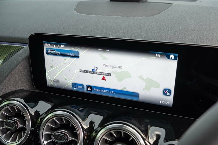 マイナーチェンジによって「MBUX」も最新バージョンにアップデート。各種の設定画面を呼び出しても画面がいちいち切り替わらず、マップ表示の上にウィンドウが重なるようになった。