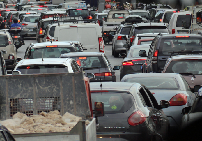 近年フィレンツェでは渋滞が深刻化するとともに、駐車場も見つけることが極めて困難になっている。2017年6月撮影。