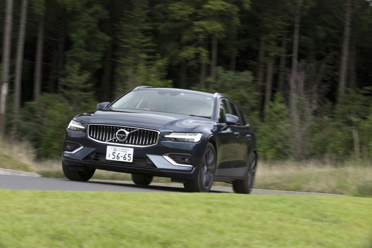 フロントサスペンションは、接地性に優れるダブルウイッシュボーン式。構成パーツの大半がアルミ製となっている。対するリアは、グラスファイバー複合素材を使ったリーフスプリングを含むマルチリンク式が採用されている。