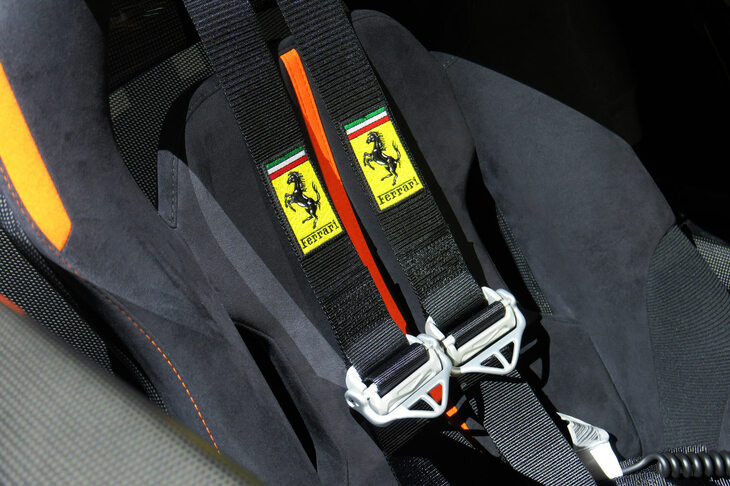 フェラーリSF90 XXストラダーレ（シートベルト）