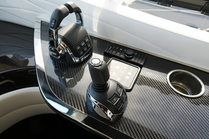 レクサスLY650（操縦席）