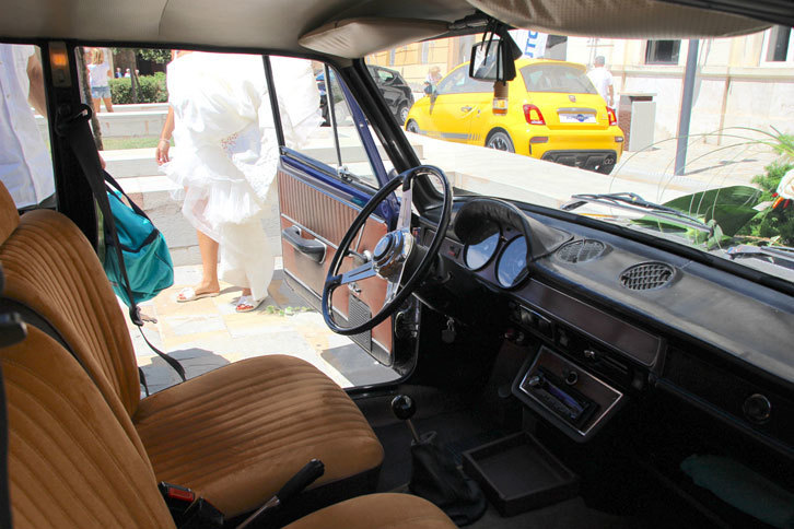 車内はフィアット製乗用車の伝統を踏襲してルーミー。奇をてらったデザインではないものの、いかにも座り心地良さそうなシートに注目。