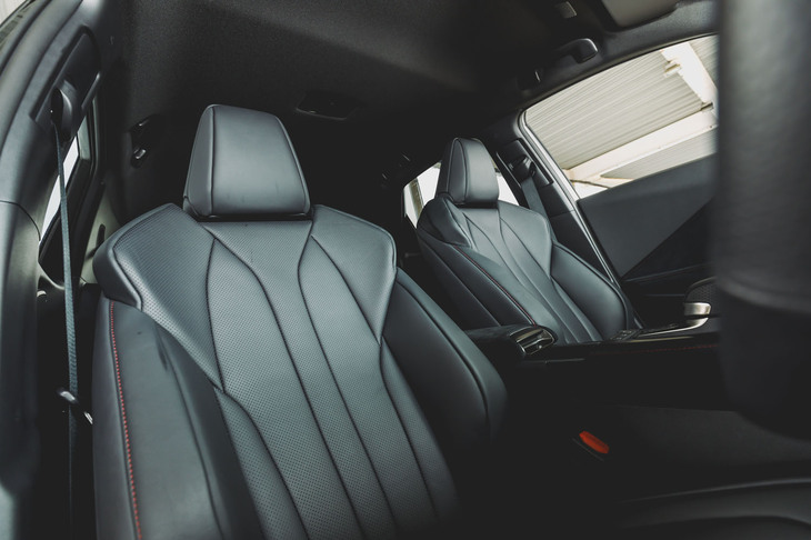 表皮一体発泡構造を持つ専用デザインのフロントシートを装備。「LBX」で「ヤリス クロス」よりも15mm下げた着座位置を「MORIZO RR」ではさらに10mm下げている。