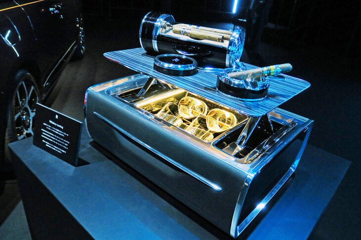 ロールス・ロイスブランドのシガーボックスとグラスケース