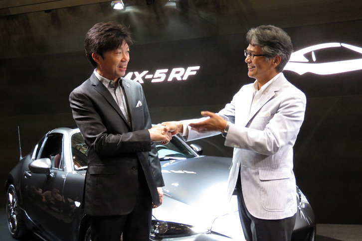 マツダの山本修弘氏（右）と中山 雅氏（左）。中山 雅氏はこれまでND型「ロードスター」のチーフデザイナーを務めてきた。