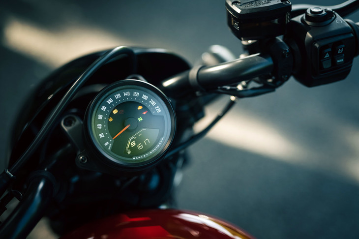 メーターは速度計のみの一眼・アナログ式。下部にインフォメーションディスプレイが備わっており、走行距離やエンジンの回転数などはここで確認できる。
