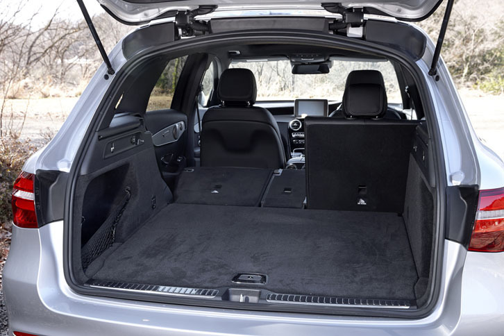 荷室の容量は、後席使用時で550リッター。後席の背もたれを倒すことで、最大1600リッターにまで拡大できる。バンパー下につま先をかざすだけでバックドアを開けられる機能も備わる。