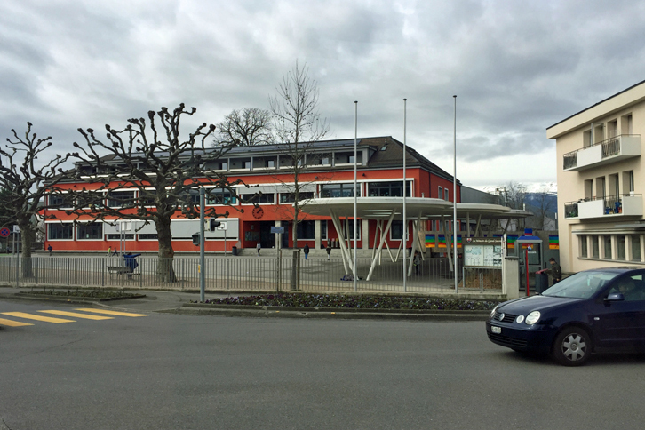 ショー会場「パレクスポ」の近くにある公立学校。（近ごろ日本国内のテレビニュースで取りあげられている建物に似た）赤色の低層校舎に反応してしまうのは、筆者がニュースに敏感な日本人だからか。