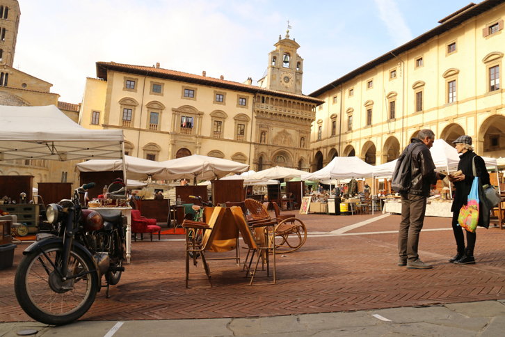 アレッツォ旧市街の中心であるグランデ広場。左に見えるモーターサイクルは「ジレッラ125トウリズモ」（1949年）で、価格は2000ユーロ。