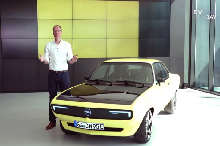 オペル／ヴォクスホール ブランドCEOのミヒャエル・ローシェラー氏は、将来的に「マンタ」のEV版を商品化することを明らかにした。（写真：ステランティスの発表動画より）