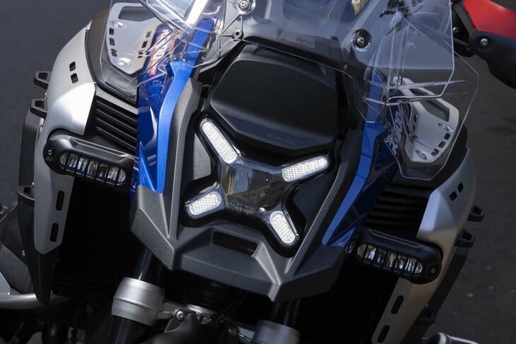 「X」型のヘッドランプの上とリアシートの後方には、先進運転支援システム用のレーダーを搭載。アクティブクルーズコントロールや、フロントコリジョンワーニング、レーンチェンジワーニングなどの機能が搭載される。