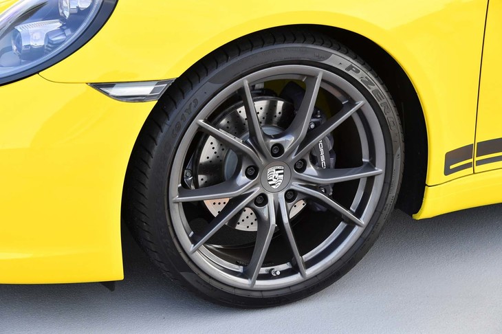 チタングレーで塗られた、20インチのカレラSホイール。タイヤは「ピレリPゼロ」が組み合わされていた。