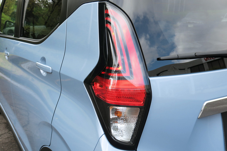 三菱eKクロスEV P（リアコンビランプ）