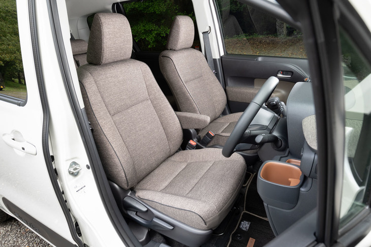 試乗車には無償オプションの「ファンツールパッケージ」が採用されており、内装色がカーキとなっていたほか、通常はブラックとなるBピラーがボディー同色で塗装されていた。