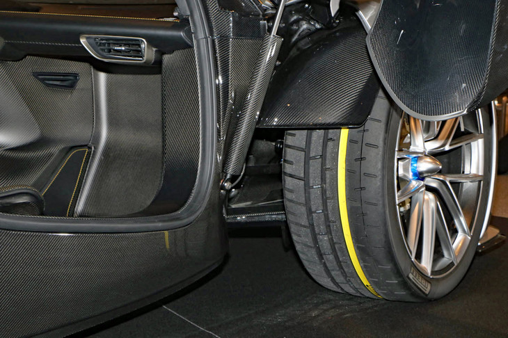 サイドシルやフェンダーなどに見られるあや織り模様に注目。「エヴァイヤ」の車体は軽量・高剛性なカーボンファイバーでできているのだ。