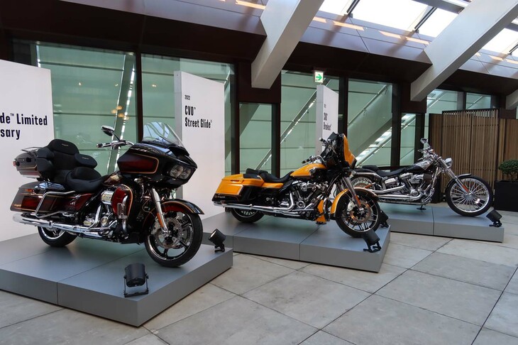 会場に展示された、3台の歴代CVOモデル。写真左から「CVOロードグライド リミテッド」（2023年）、「CVOストリートグライド」（2022年）、「CVOブレイクアウト」（2013年）。
