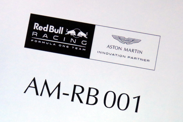 「AM-RB 001」とは、アストンマーティンとレッドブル・レーシングのコラボレーションによるスーパースポーツカーである。日本では、今回が初披露となる。