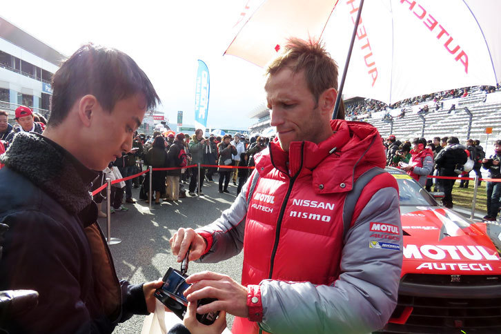 ファンのミニカーにサインする、ロニー・クインタレッリ選手。