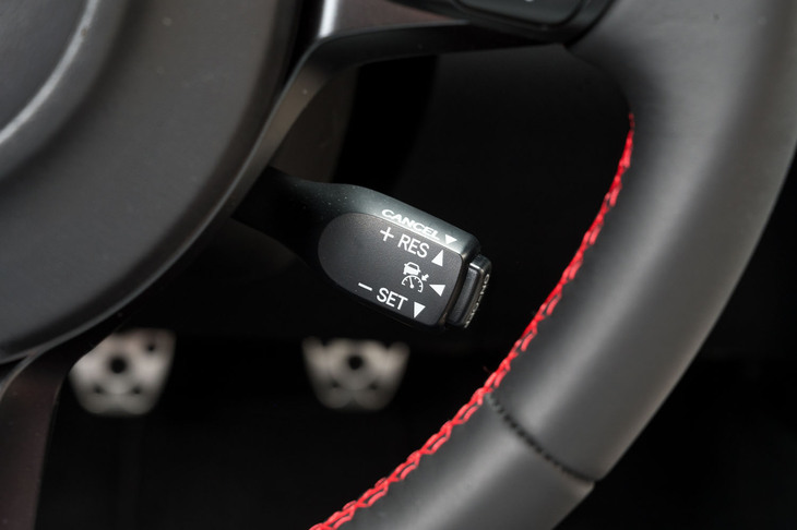 ACCの操作はレバー式。クラッチを5秒以上切り続けたり、車速が25km/h以下になったりすると、自動で作動が停止する。