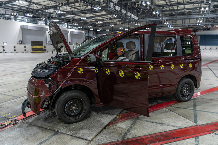 「フリード」の前面は見事なまでにつぶれているが、ドアはきちんと開いているし、ウインドスクリーンも割れていない。