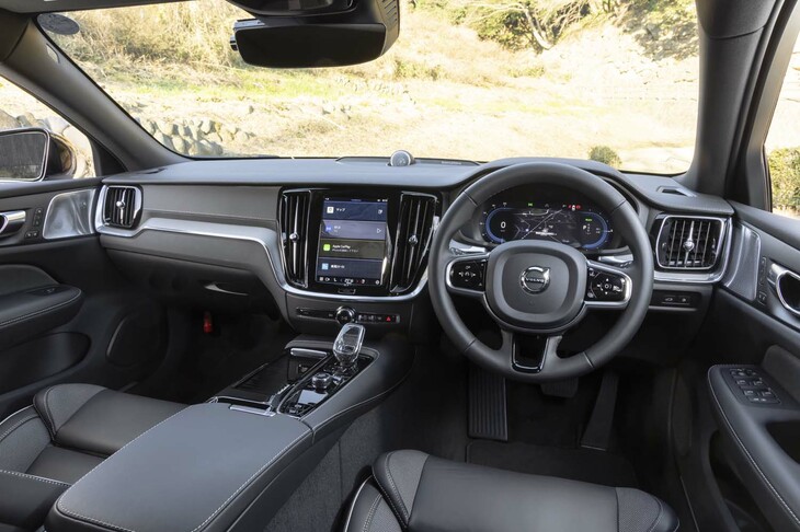 インテリアの基本的な意匠は標準モデルと変わらない。表面がメッシュ加工されたアルミパネルが控えめに使われる。