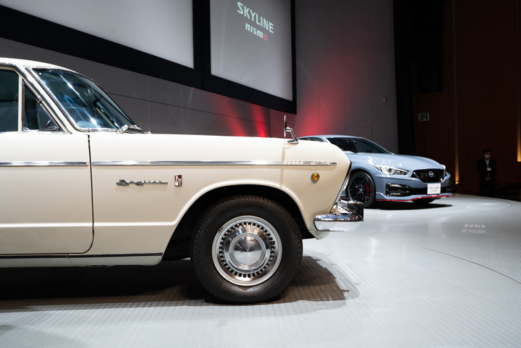 「スカイラインNISMO」の発表会にて。手前は1965年に登場した「プリンス・スカイライン2000GT」（S54B-2）。初期の“スカG”で、詳しくは後述。
