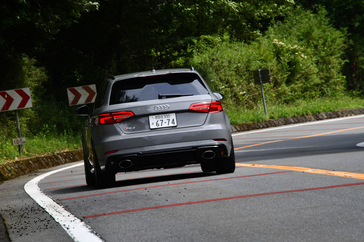 「RS 3スポーツバック」が0-100km/h加速に要する時間は4.1秒。最高速度はリミッターの作動する280km/hとなっている。