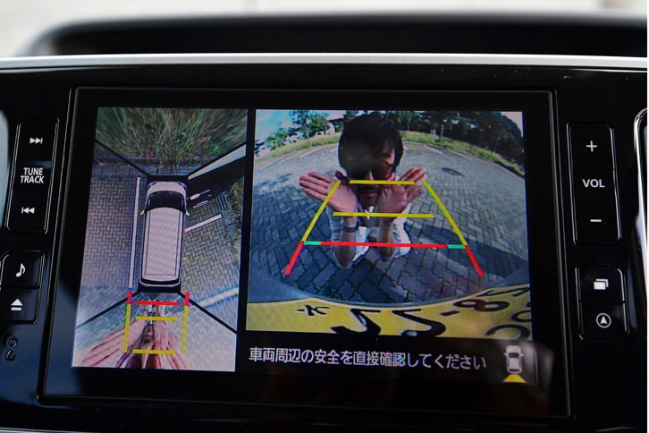 上空から見下ろしたような視界が得られる「パノラマモニター」をダイハツ車として初めて採用している。