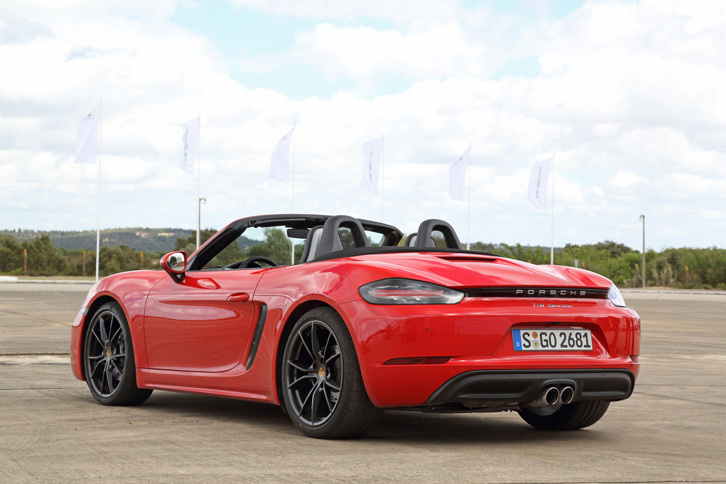 「718ボクスター」のリアビュー。新しい意匠のテールランプや、左右のそれをつなぐ黒いアクセントストリップなど、従来モデルから大きくデザインが変わっている。