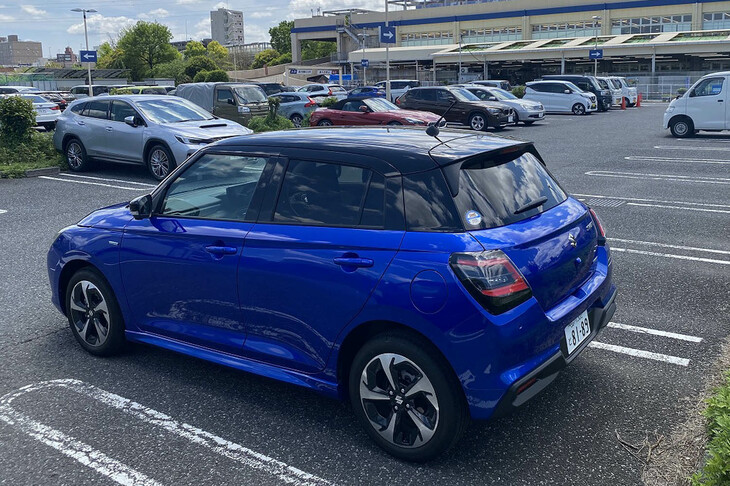 近所のホームセンター「スーパーバリュー」の駐車場にて、スーパーバリューだった先代「スイスポ」をしのぶ。私も多くのカーマニアと同じく「あ～、早く新型スイスポが出ないかなぁ」と、思っていたのだが……。