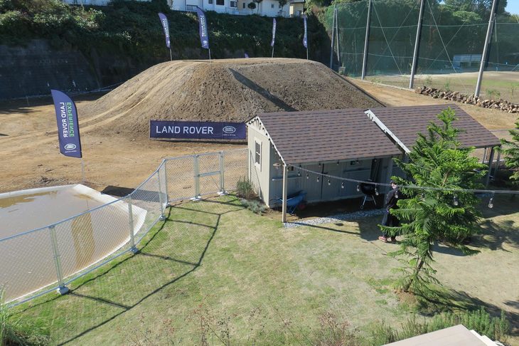 コースはサスペンションの動きを体感できるモーグルや、バンク走行、登坂、ダウンヒルを試せる山、そして本格的な人工池から構成される。