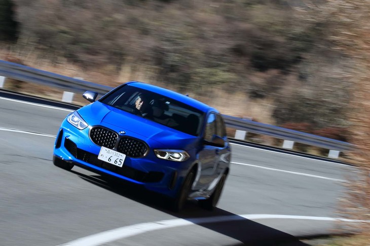 「B48型」2リッター直4ターボエンジンをフロントに横置きで搭載。最高出力306PSと最大トルク450N・mを発生する。