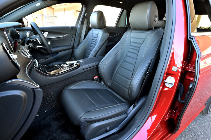 試乗したのは本革仕様車。グレーステッチ入りのナッパレザーのシートが装着される。