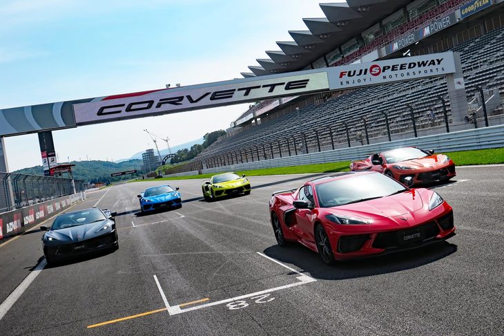 新型「シボレー・コルベット」と「コルベット コンバーチブル」。