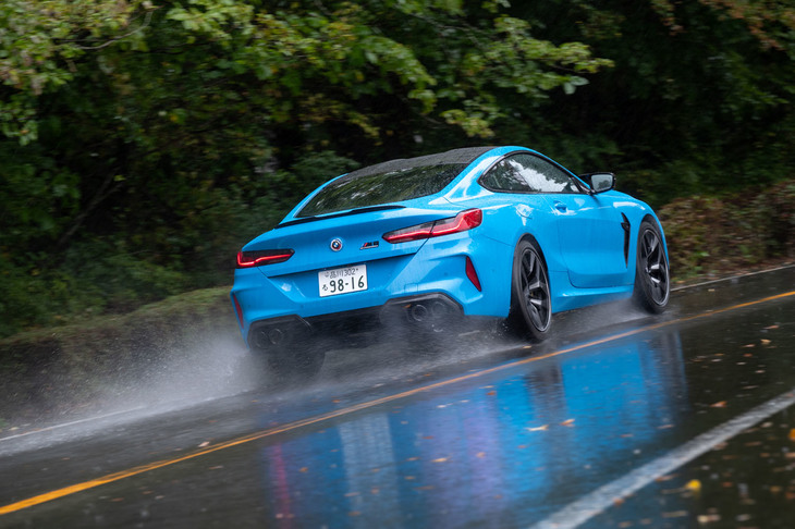 駆動システムには4輪のトルク配分を無段階で制御する4WDシステム「M xDrive」を採用。制御モードは3種類で、デフォルトの「4WD」モードでも、基本はあくまで後輪駆動だ。