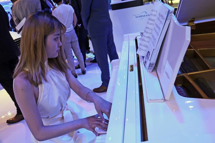 グランドピアノを持ち込んで生演奏を展開していたのは、ハーマンインターナショナル。