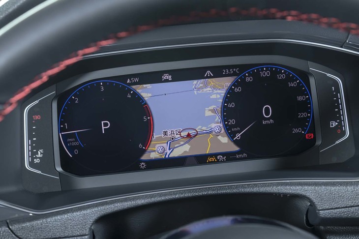 「Tクロス」ではオプションとなっている液晶メーターと純正ナビゲーションは、「Tロック」では全車に標準装備となっている。