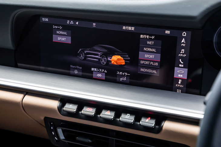 ステアリングホイールに備わるダイヤルスイッチのほかに、PCM（ポルシェ・コミュニケーション・マネージメントシステム）と呼ばれるインフォテインメントシステム内でも、走行モードの切り替えが行える。