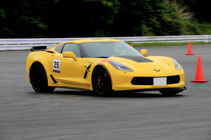 パイロンでできた2つのRを往復し、減速→旋回→加速という、コーナリングにおける一連の操作を練習。こうした講習の内容は、いずれもアメリカ本国で行われているドライビングアカデミーにのっとったものだ。